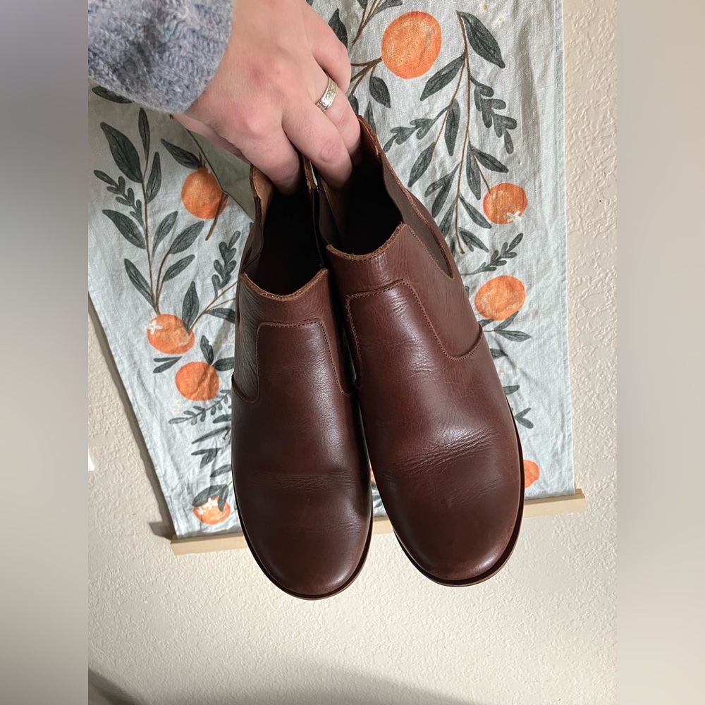 LIKE NEW Adelisa & Co. Espresso Viajero Chelsea boot, 39
